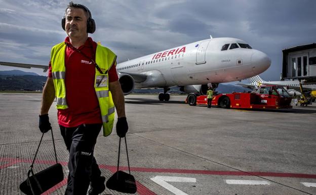 Un operario en el aeropuerto de Bilbao. 