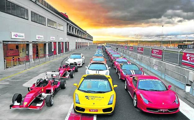 Imagen principal - Coches dispuestos a rodar en el circuito de Los Arcos; paseo con raquetas; y un tratamiento de belleza.