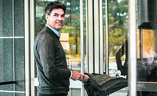 Pellegrino, a las puertas del Palacio de Justicia de Vitoria para acudir al primer juicio. 