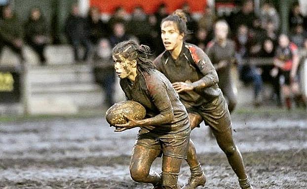Jugadoras de rugby en pleno esfuerzo durante un partido