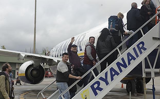 Viajeros embarcan en un vuelo de Ryanair a Colonia. 