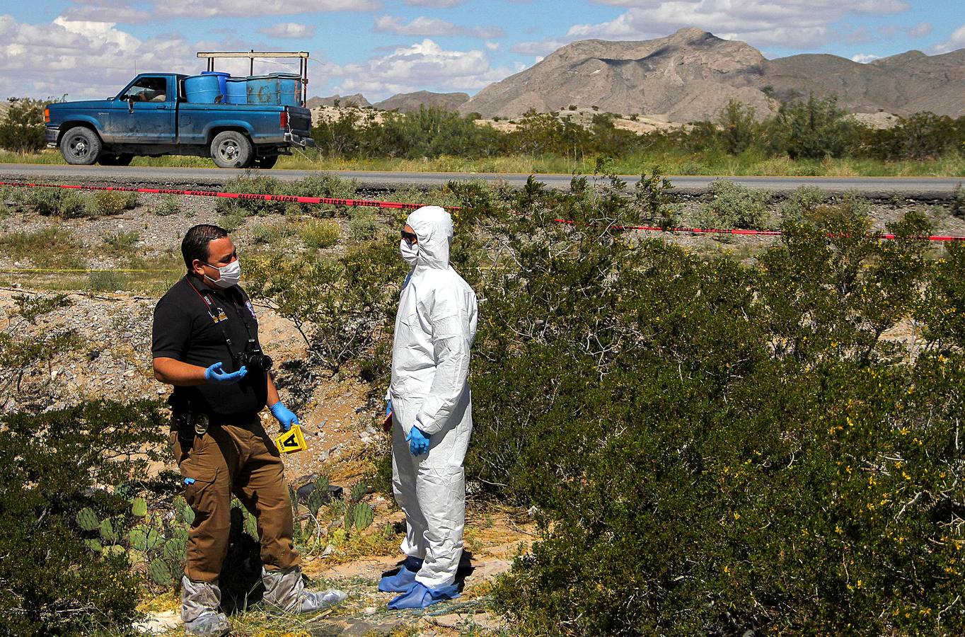 La violencia en Chihuahua, México, ha llegado a su grado más alto en los últimos tres años. Sólo en el municipio de Juárez, uno de los más violentos del país, se cometieron casi 800 asesinatos en lo que va de año, una cifra que sigue en aumento. La fiscalía del estado lucha contra los cárteles de la droga y utiliza modernas técnicas balísticas y forenses para combatir la impunidad. Casi la mitad de los habitantes de Juárez y Chihuahua han sido testigos de robos o asaltos con armas de fuego.