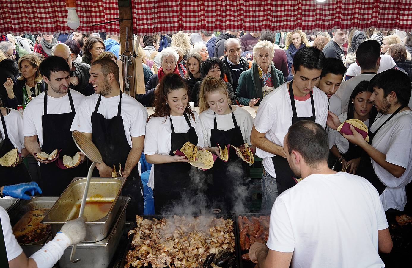 Las buenas perspectivas para esta edición se han cumplido en el inicio de la  Feria de Santo Tomás  en Bilbao, que está congregando desde primera hora a numeroso público 