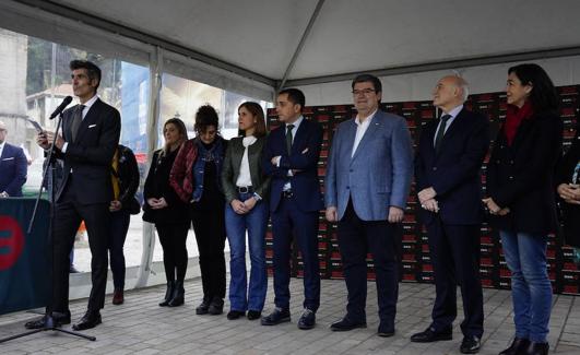 Jorge Fernández entrega las distinciones en presencia de las autoridades.