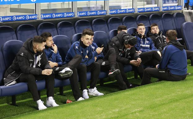 Los jugadores albiazules, en el banquillo de Anoeta antes del comienzo del choque liguero. 