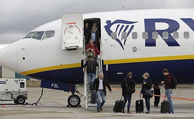 Pasajeros en el aeropuerto de Foronda. 