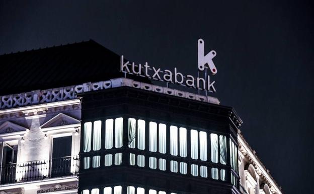 Imagen nocturna de la sede de Kutxabank en Bilbao 