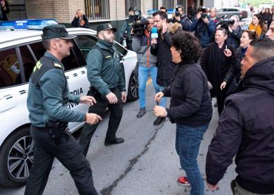 Imagen secundaria 1 - Vecinos increpan al autor confeso del asesinato de Laura Luelmo frente a las puertas de las dependencias policiales.