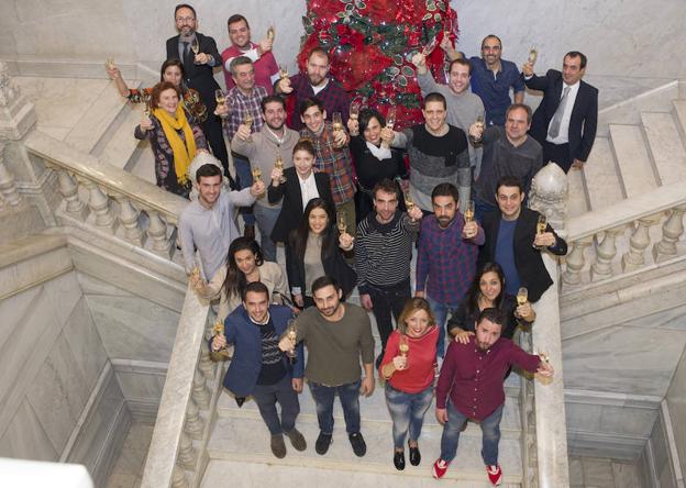 JANTOUR reunió junto al árbol del Ayuntamiento de Bilbao a cocineros, sumilleres y personal de sala para felicitar las fiestas a sus lectores.