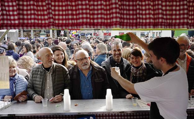 El buen tiempo dispara la fiesta en El Arenal