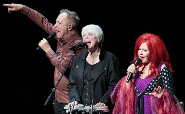 Fred Schneider, Cindy Wilson y Kate Pierson, miembros fundadores de The B-52's, en un concierto en Austin.