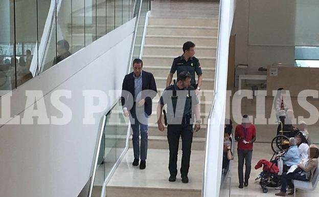 Eduardo Zaplana, durante una de sus visitas al Hospital La Fe de Valencia.