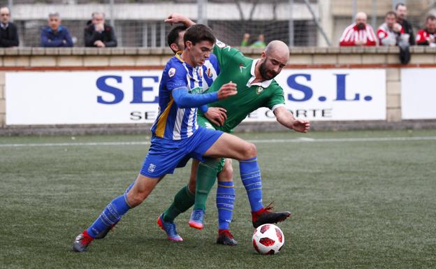 Pradera, autor del gol de la victoria, forcejea con Javi Alonso por la pelota. 