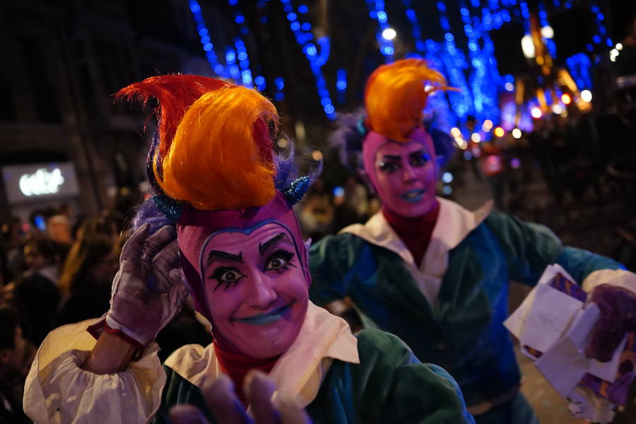 Miles de personas, sobre todo padres y niños, se han acercado a la Gran Vía para disfrutar de la espectacular kalejira que cada año llena de magia la villa con Olentzero, Mari Domingui, los Galtzagorris y muchos más.