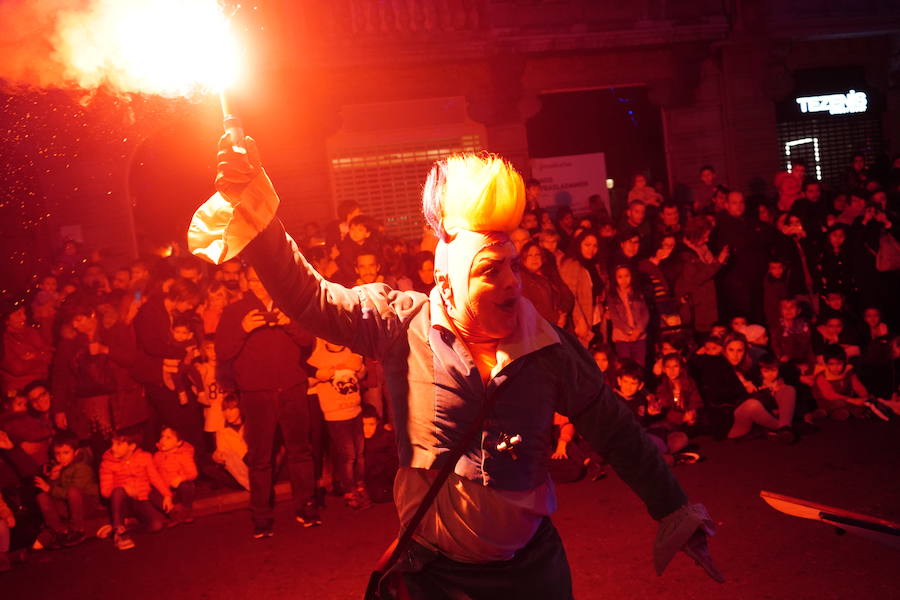 Miles de personas, sobre todo padres y niños, se han acercado a la Gran Vía para disfrutar de la espectacular kalejira que cada año llena de magia la villa con Olentzero, Mari Domingui, los Galtzagorris y muchos más.