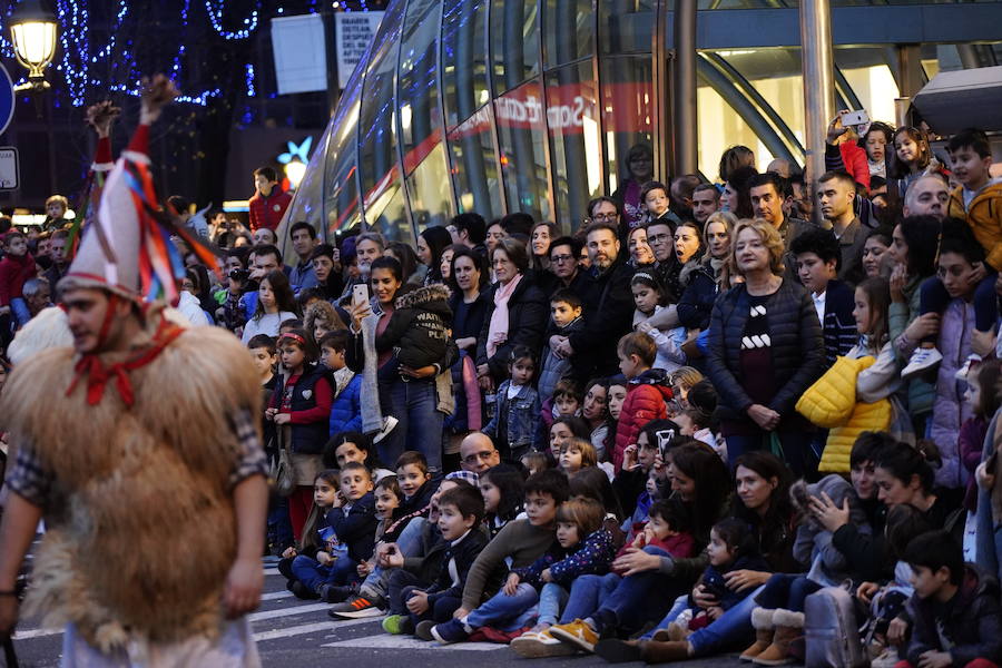 Miles de personas, sobre todo padres y niños, se han acercado a la Gran Vía para disfrutar de la espectacular kalejira que cada año llena de magia la villa con Olentzero, Mari Domingui, los Galtzagorris y muchos más.