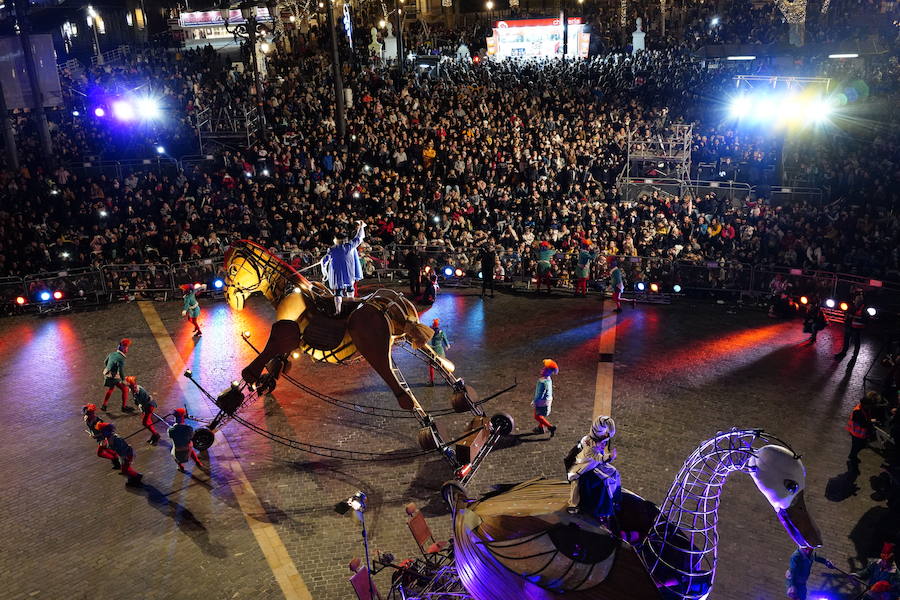 Miles de personas, sobre todo padres y niños, se han acercado a la Gran Vía para disfrutar de la espectacular kalejira que cada año llena de magia la villa con Olentzero, Mari Domingui, los Galtzagorris y muchos más.