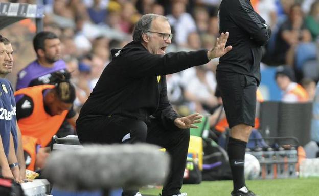 El entrenador Marcelo Bielsa durante un partido del Leeds.