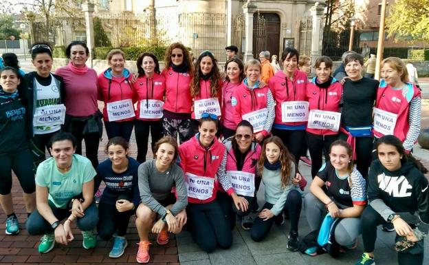 Muchas de las corredoras han llevado un dorsal con el mensaje 'Ni una menos'.