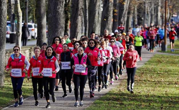 Centenares de corredores, en su gran mayoría mujeres, han recordado este domingo en Vitoria a la joven Laura Luelmo.