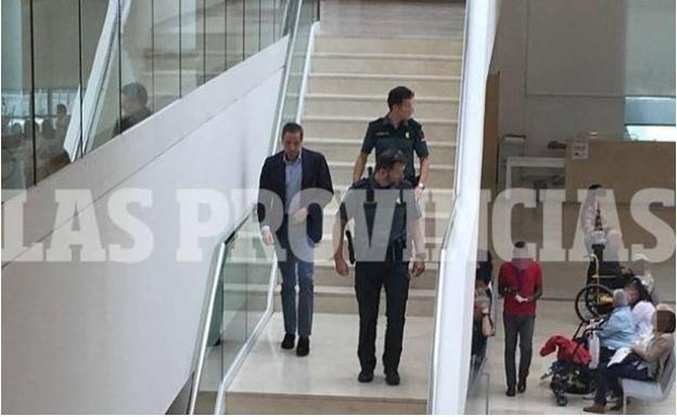 Zaplana, en una visita anterior al hospital La Fe para seguir tratamiento.