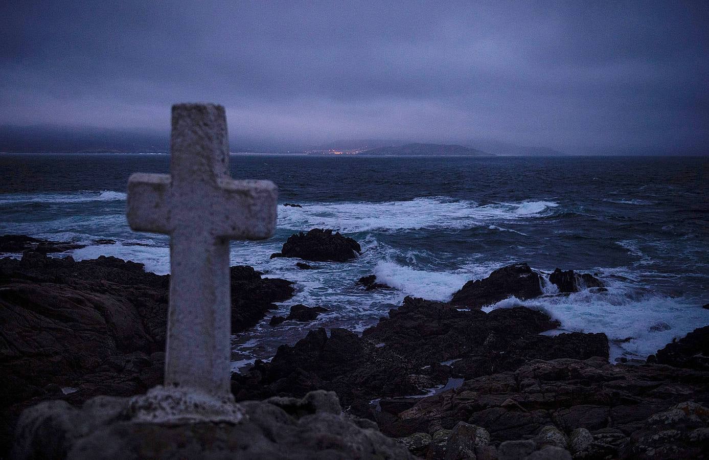 Tal vez sean las rocas o la bravura del mar. Los percebes de cabo Roncudo, en la llamada Costa de la Muerte, son los mejores del mundo. Y también los más caros. Los percebeiros arriesgan sus vidas encaramándose a las rocas cubiertas de lapas y minchas, entre el rugido de heladas olas batiendo los acantilados. Solo les está permitido faenar tres horas al día: dos horas antes de la bajamar y una después. En invierno se pueden capturar hasta cinco o seis kilos de percebes al día.