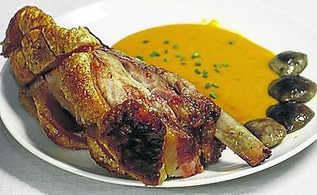 Sobre estas líneas, la pieza de cerdo preparada por Azkenean. 
