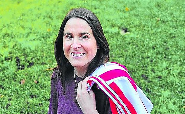 Elaia Gangoiti, con una camiseta del Athletic en Jardines de Albia