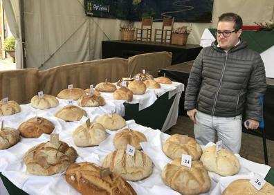 Imagen secundaria 1 - Arriba, un puesto despacha pan a destajo. A la izquierd, Jon Cabello con los panes a concurso. A la derecha, los panes se venden también por mitadas.
