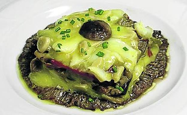 Sobre estas líneas, el bacalao sobre el timbal de setas. 