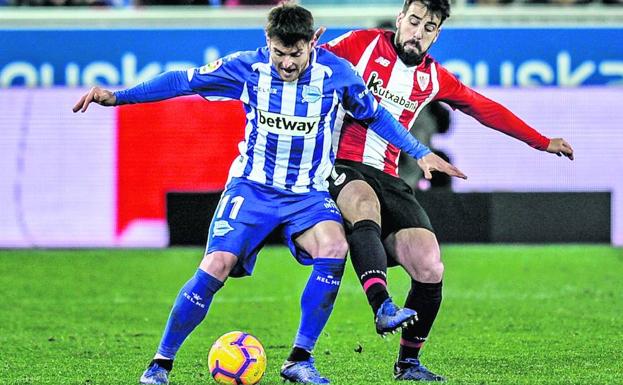 Ibai Gómez protege la pelota ante Beñat en el último derbi contra el Athletic en Mendizorroza. 