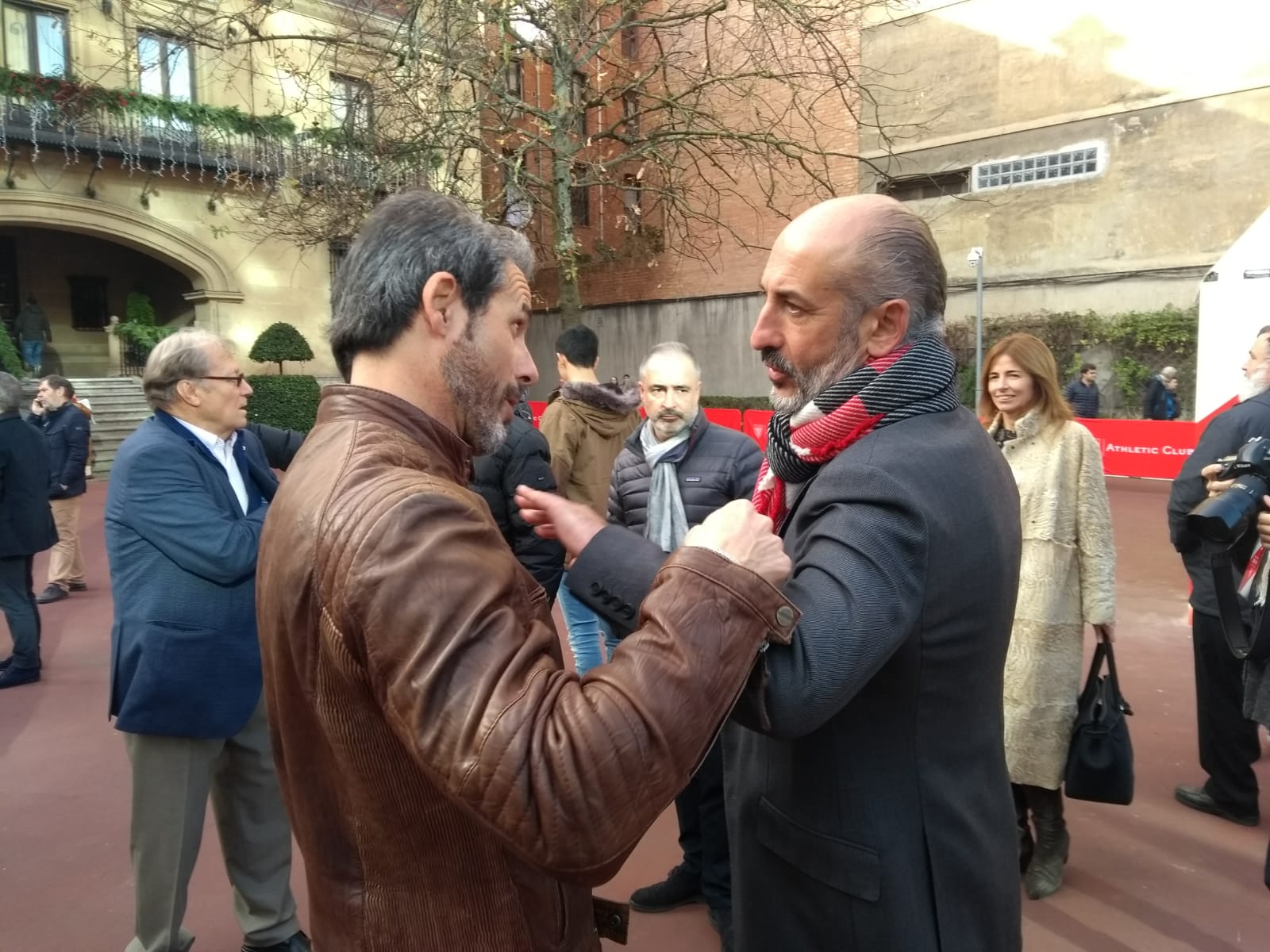 Rafa Alkorta conversa con Aitor Elizegi. / Manu Cecilio / Ignacio Pérez / Jordi Alemany / Athletic Club