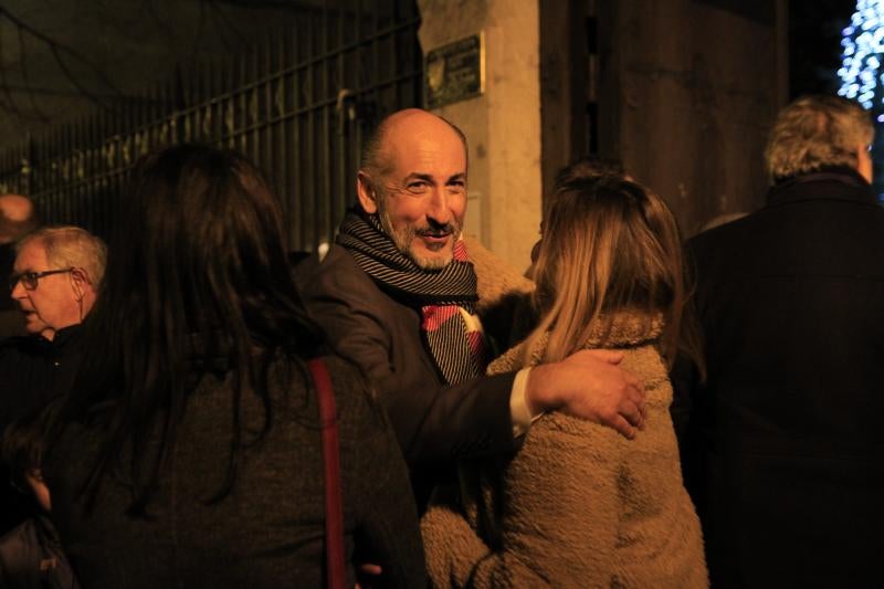 Aitor Elizegi saluda a algunos socios al borde del cierre de las urnas.