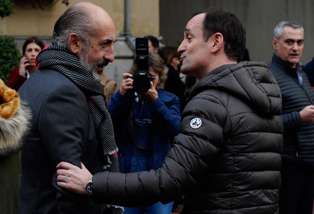 Joseba Etxeberria conversa con Aitor Elizegi. / Manu Cecilio / Ignacio Pérez / Jordi Alemany / Athletic Club