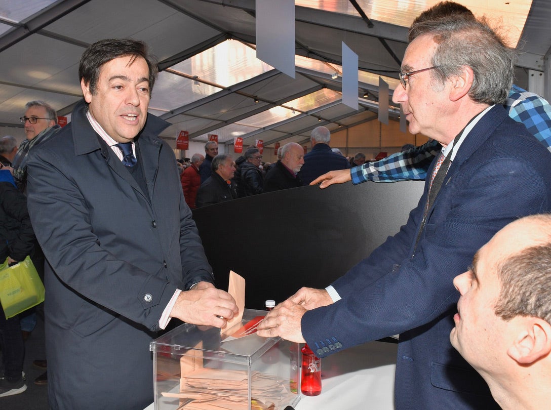 El expresidente del Athletic Fernando García Macua, en la urna. / Manu Cecilio / Ignacio Pérez / Jordi Alemany / Athletic Club