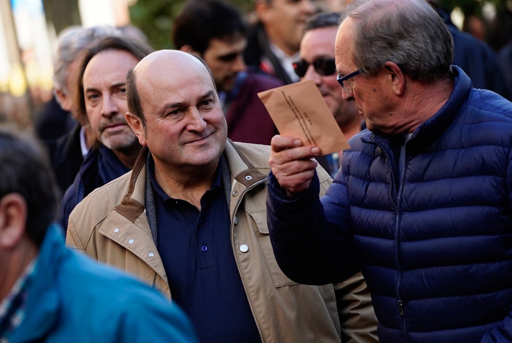 El presidente del PNV, Andoni Ortuzar, saluda a Elizegi. / Manu Cecilio / Ignacio Pérez / Jordi Alemany / Athletic Club