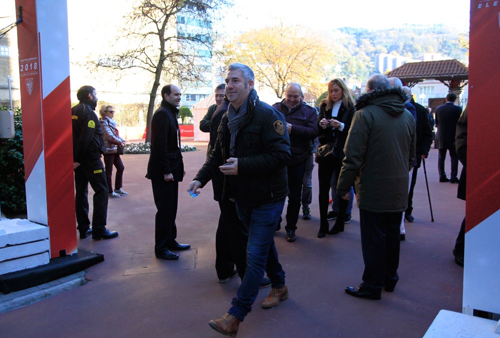 Josu Urrutia acude a Ibaigane a votar. / Manu Cecilio / Ignacio Pérez / Jordi Alemany / Athletic Club