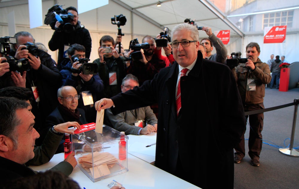 Alberto Uribe-Echevarría deposita su voto en las urnas. / Manu Cecilio / Ignacio Pérez / Jordi Alemany / Athletic Club