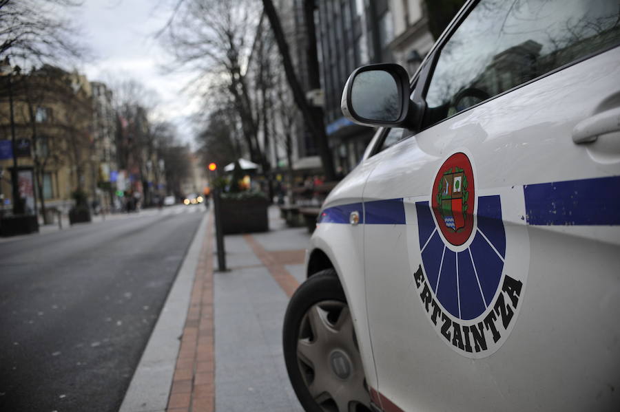 Un coche de la Ertzaintza en la Gran Vía de Bilbao