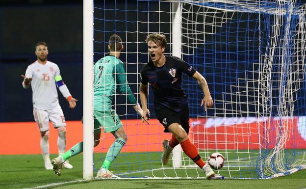 Jedvaj celebra uno de los goles con los que Croacia tumbó a España en Zagreb. 