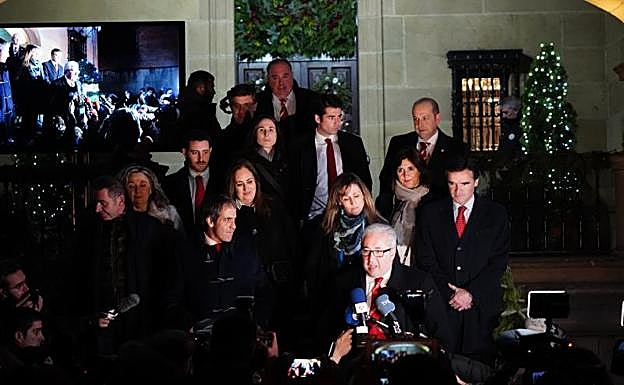 Alberto Uribe-Echevarría, ante los medios.