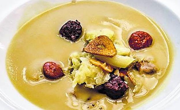 Sobre estas líneas, la costilla de Valdegobia con sopa de garbanzos.