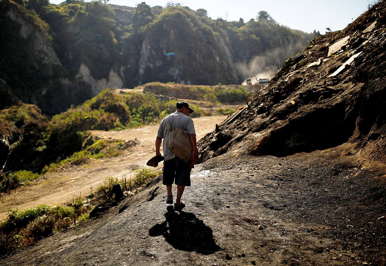 'La Mina', en la ciudad de Guatemala, se encuentra al fondo de un barranco atravesado por un río. Centenares de personas se afanan cada día entre sus aguas contaminadas, bajo la amenaza de deslizamientos y enfermedades, para tratar de encontrar objetos o chatarra con la que ganarse la vida. Algunos utilizan imanes para atraparlos, otros lo hacen a mano, introduciendo su cuerpo directamente en el agua, convertida en basurero. Si hay suerte pueden conseguir unos 20 dólares, el doble del salario mínimo. En ocasiones hasta es posible hallar un anillo o un pendiente de oro.