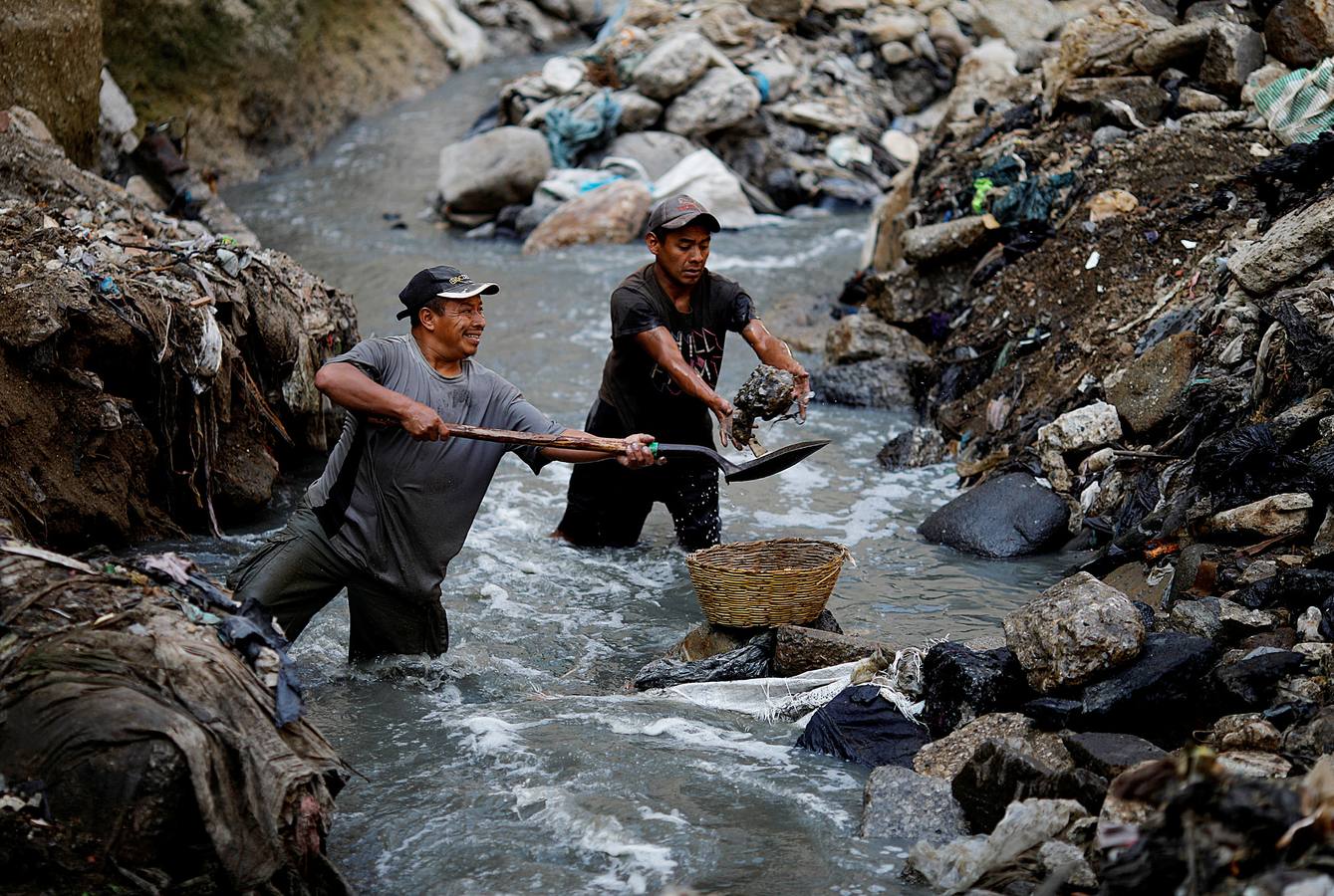 'La Mina', en la ciudad de Guatemala, se encuentra al fondo de un barranco atravesado por un río. Centenares de personas se afanan cada día entre sus aguas contaminadas, bajo la amenaza de deslizamientos y enfermedades, para tratar de encontrar objetos o chatarra con la que ganarse la vida. Algunos utilizan imanes para atraparlos, otros lo hacen a mano, introduciendo su cuerpo directamente en el agua, convertida en basurero. Si hay suerte pueden conseguir unos 20 dólares, el doble del salario mínimo. En ocasiones hasta es posible hallar un anillo o un pendiente de oro.