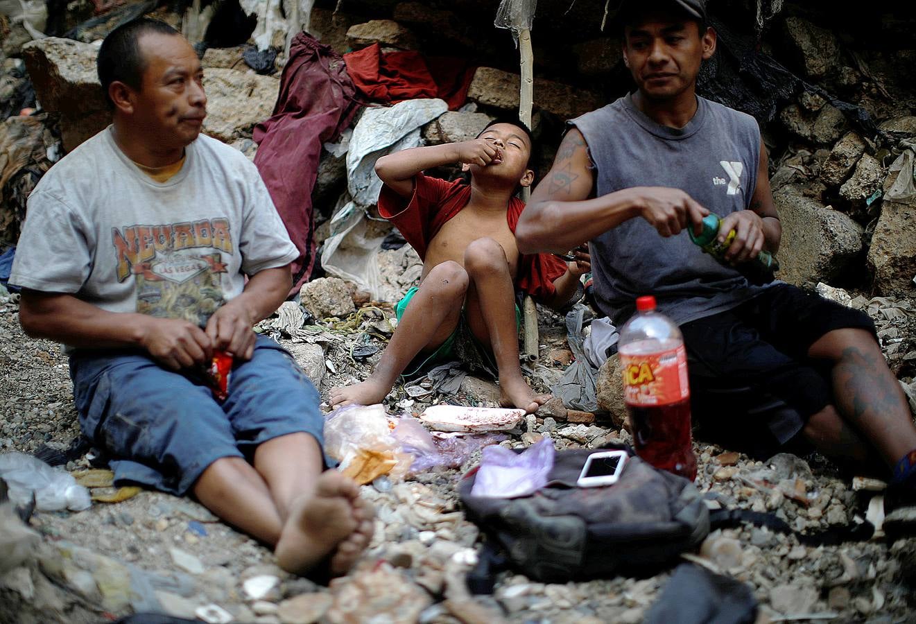 'La Mina', en la ciudad de Guatemala, se encuentra al fondo de un barranco atravesado por un río. Centenares de personas se afanan cada día entre sus aguas contaminadas, bajo la amenaza de deslizamientos y enfermedades, para tratar de encontrar objetos o chatarra con la que ganarse la vida. Algunos utilizan imanes para atraparlos, otros lo hacen a mano, introduciendo su cuerpo directamente en el agua, convertida en basurero. Si hay suerte pueden conseguir unos 20 dólares, el doble del salario mínimo. En ocasiones hasta es posible hallar un anillo o un pendiente de oro.