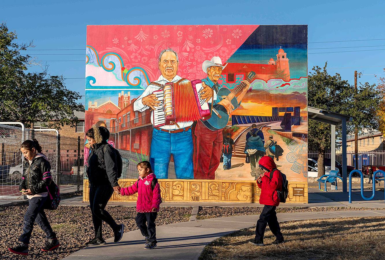 Más de 100 murales dispersos por la ciudad de El Paso, en Texas, representan la cultura y el orgullo comunitario y latinoamericano de la región. La mayor concentración de estas creaciones de arte público, algunas de las cuales tienen más de 80 años, están ubicadas en los distritos de Lincoln Park y El Segundo Barrio. Artistas como Jesús Alvarado y Martín Zubía (en las fotos) trabajan estos días en la creación de nuevas pinturas.