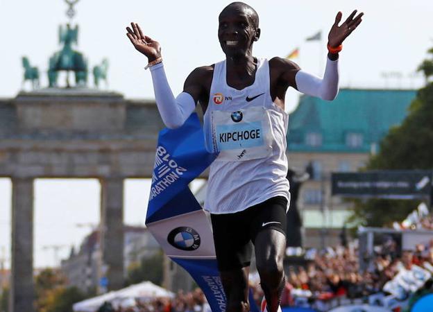 Eliud Kipchoge, tras destrozar el récord del mundo de maratón en Berlín el pasado mes de septiembre. 