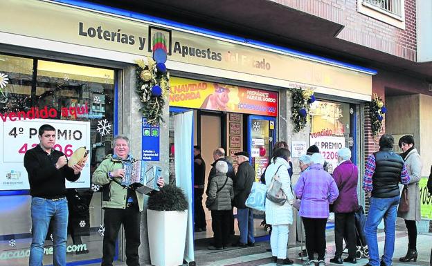 Un trikitilari amenizó ayer la espera de las largas colas frente a 'La Casa de Resa' en Llodio.