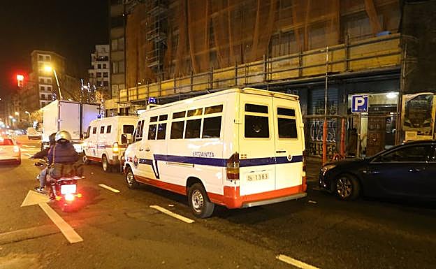 Efectivos de los Bizkor y de la Brigada Móvil acudieron al lugar.