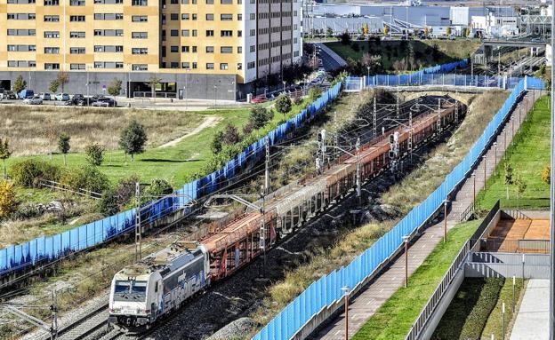 Un tren de mercancías, a su paso por Vitoria. 